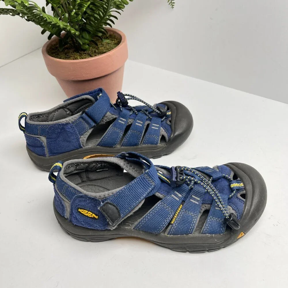 Keen Newport H2 Sandals Big Kid‎ Size US 3 EU 35 waterproof Easy Bungee Velcro